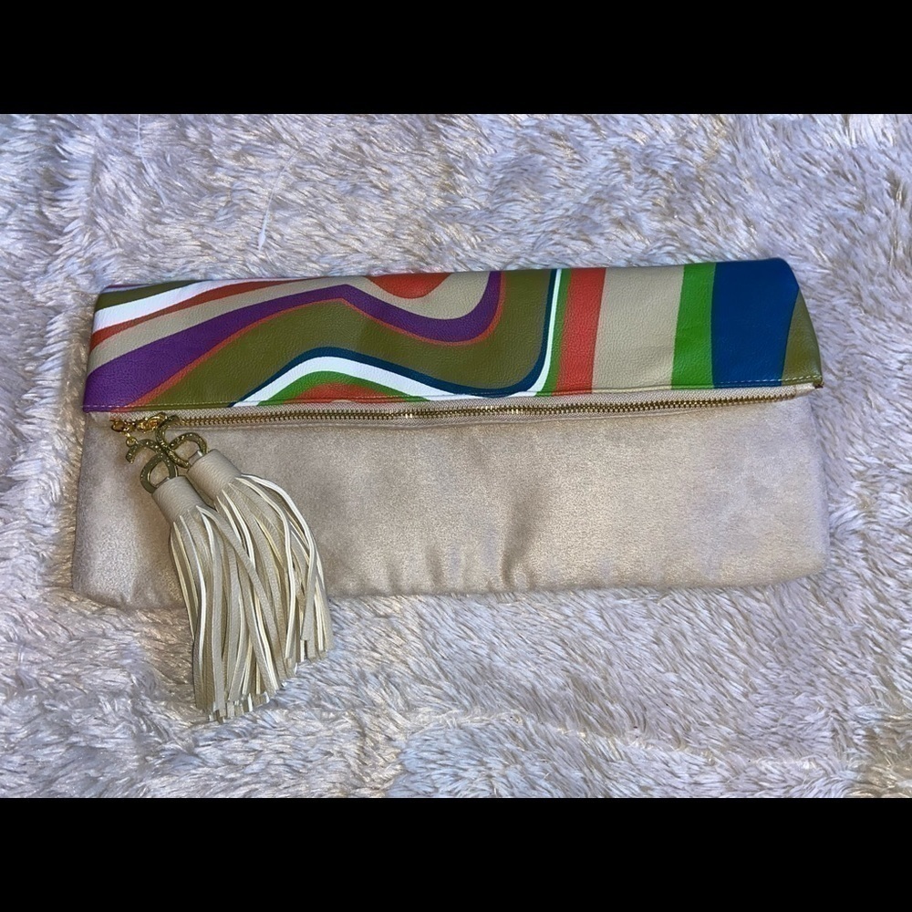 Arbonne
Treasures The Rainforest Purse Multi-color/Beige Vegan Leather Clutch    - Picture 15 of 15